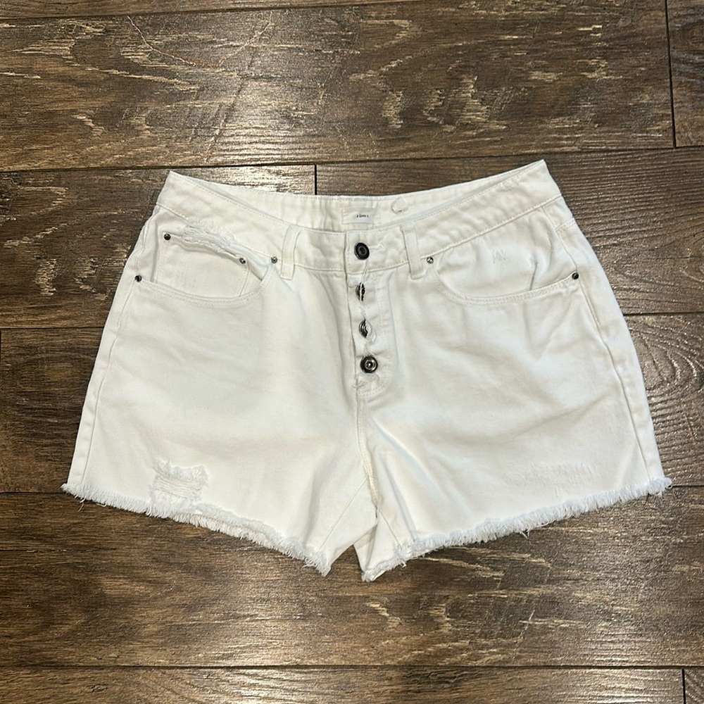a loves a White Shorts